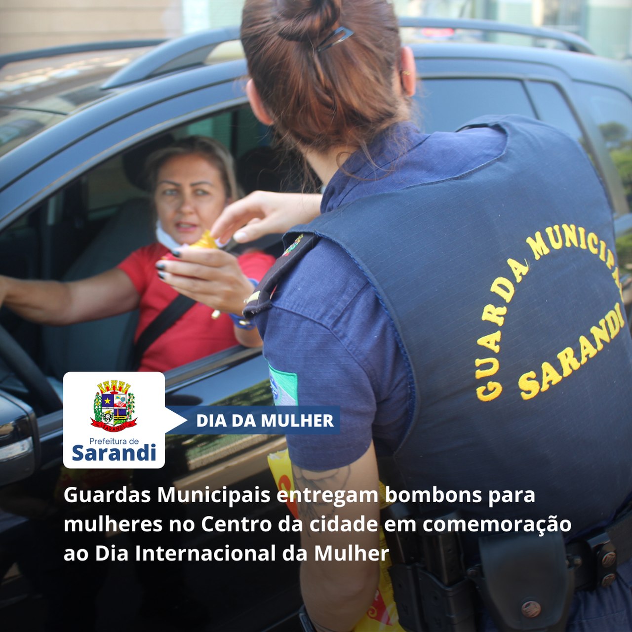 Guardas Municipais entregam bombons para mulheres no Centro da cidade em comemoração ao Dia Internacional da Mulher